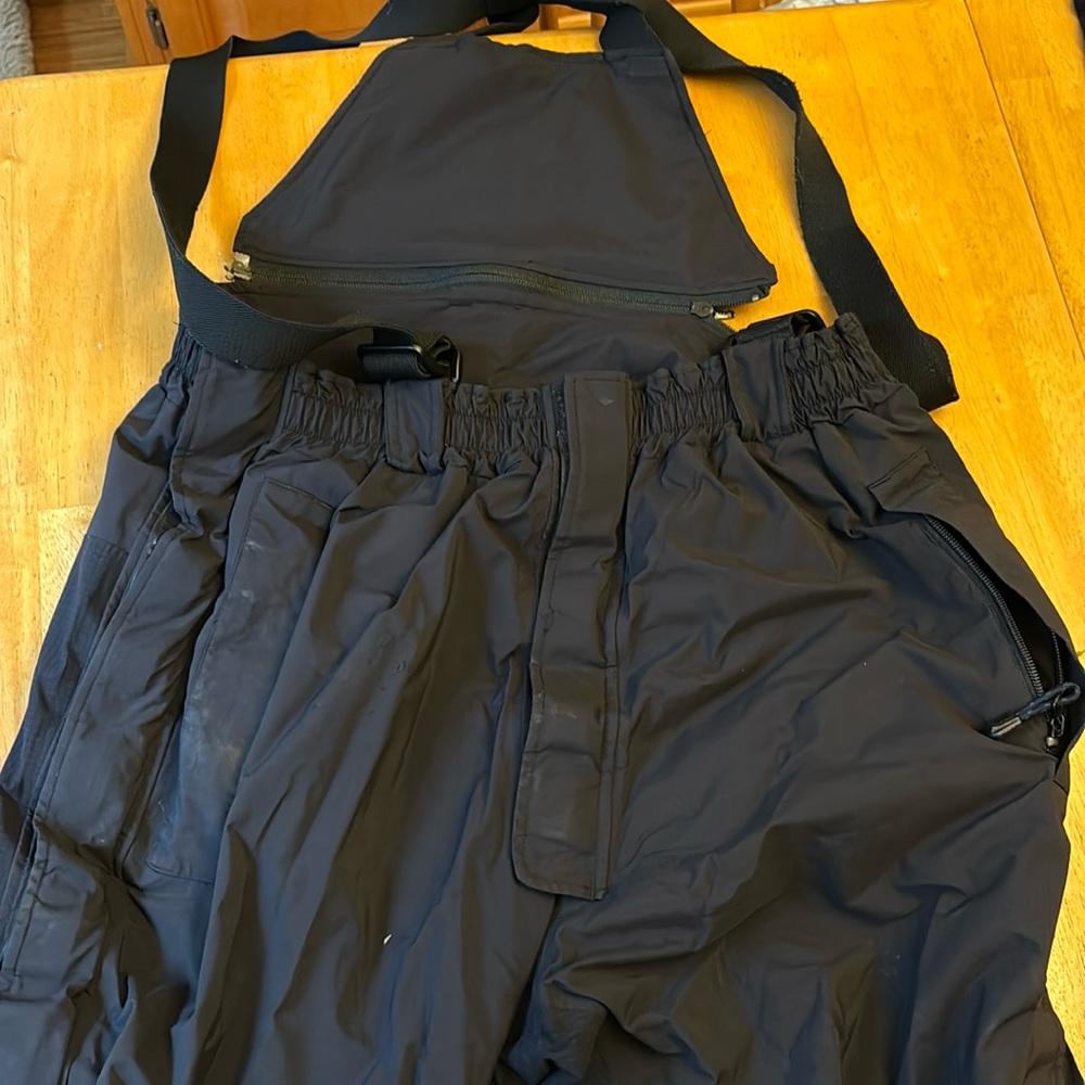 Men’s Cabela’s goretex outer pants men’s XL. Removable suspenders